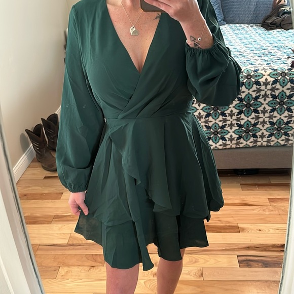 Small green layered dress. New without tags - Picture 2 of 8